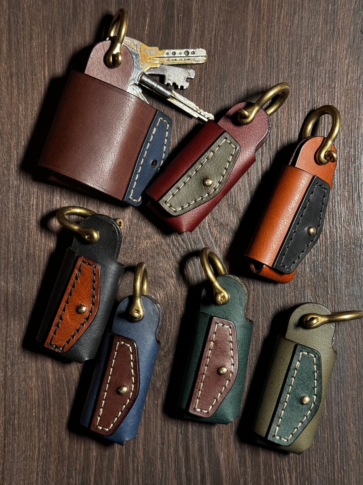 BIGGER stitched key holder that holds upto 5 keys.