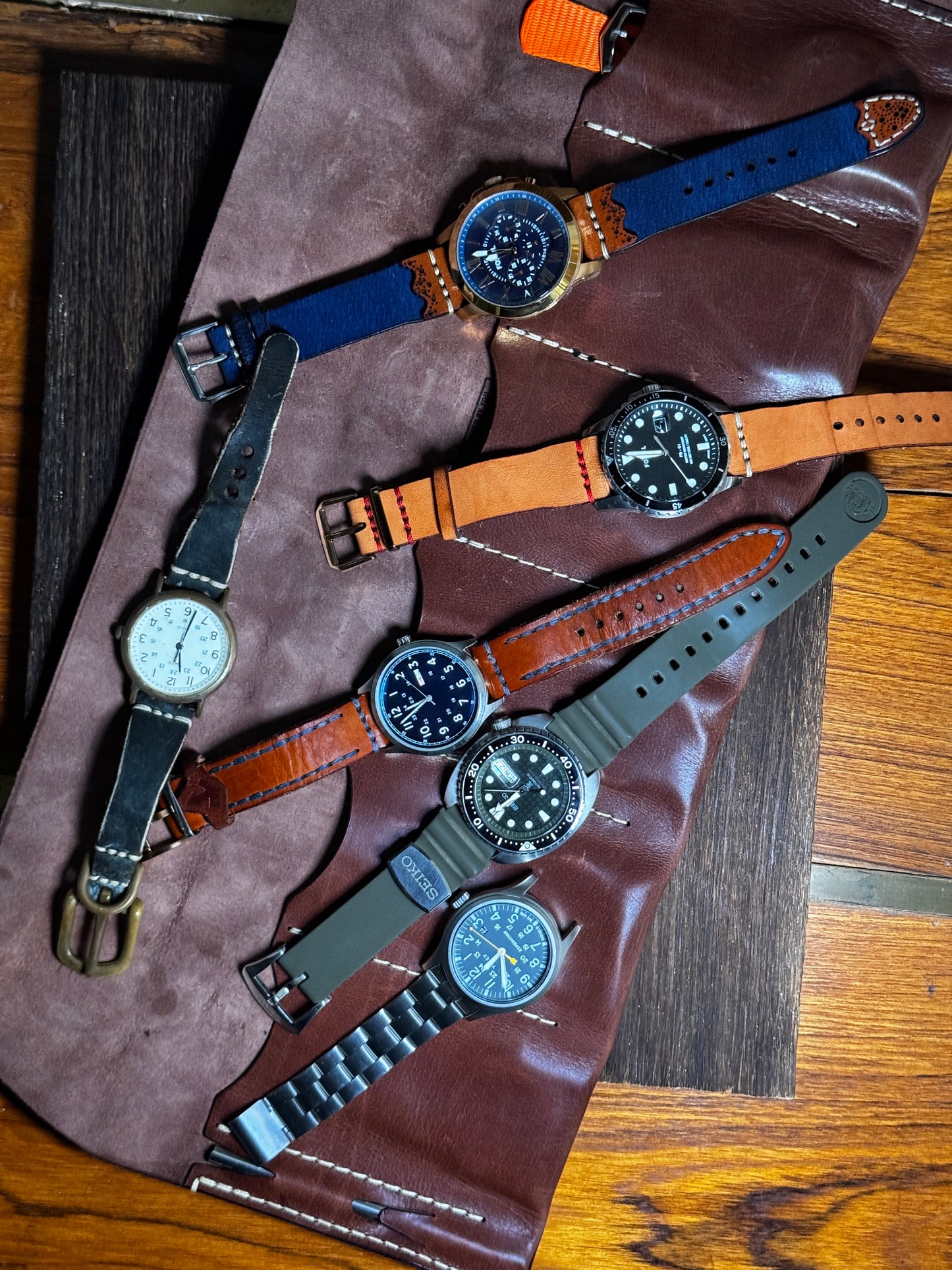 wRoll which can holds 6 watches with small spring bar tool slot