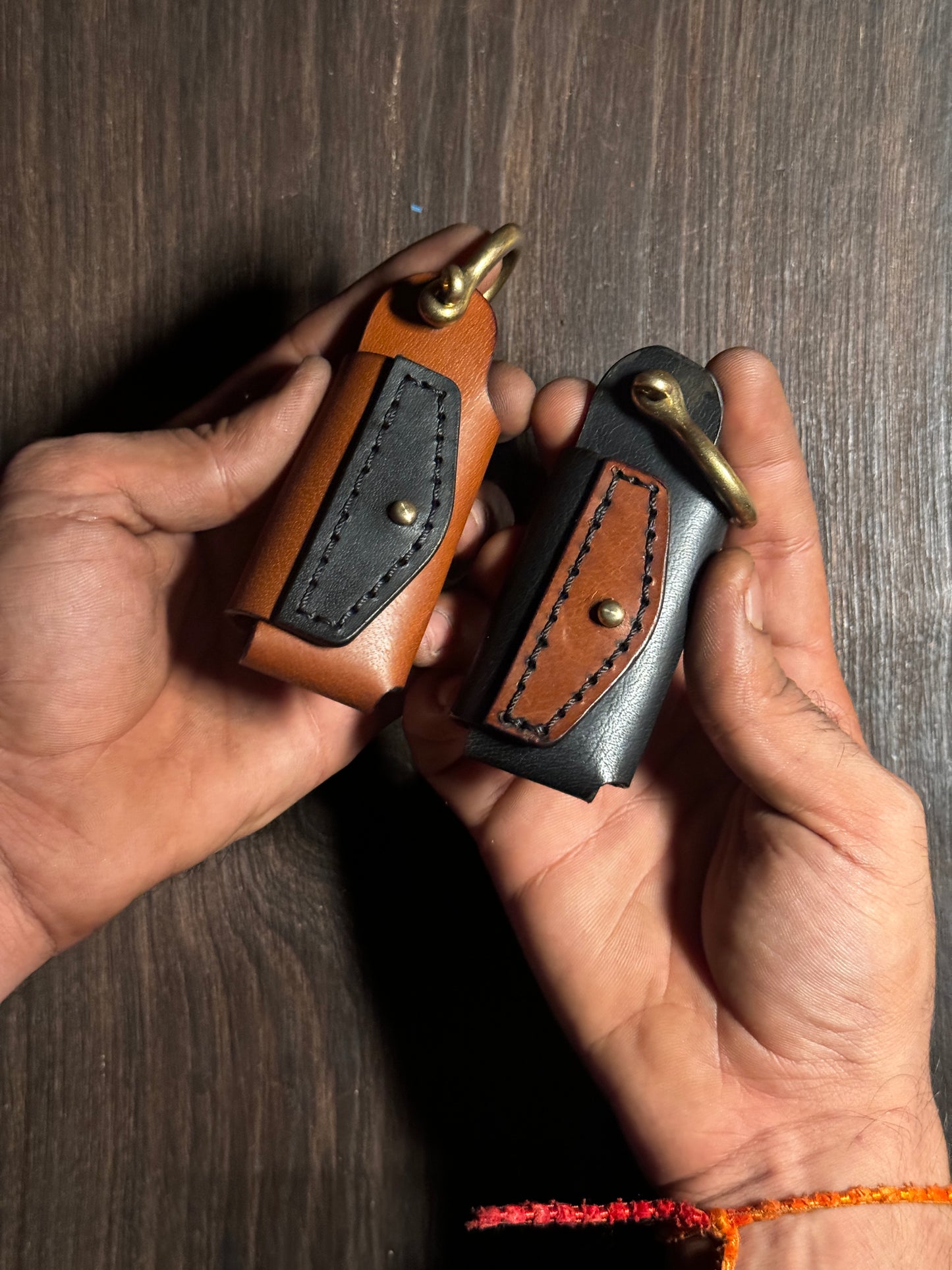 BIGGER stitched key holder that holds upto 5 keys.