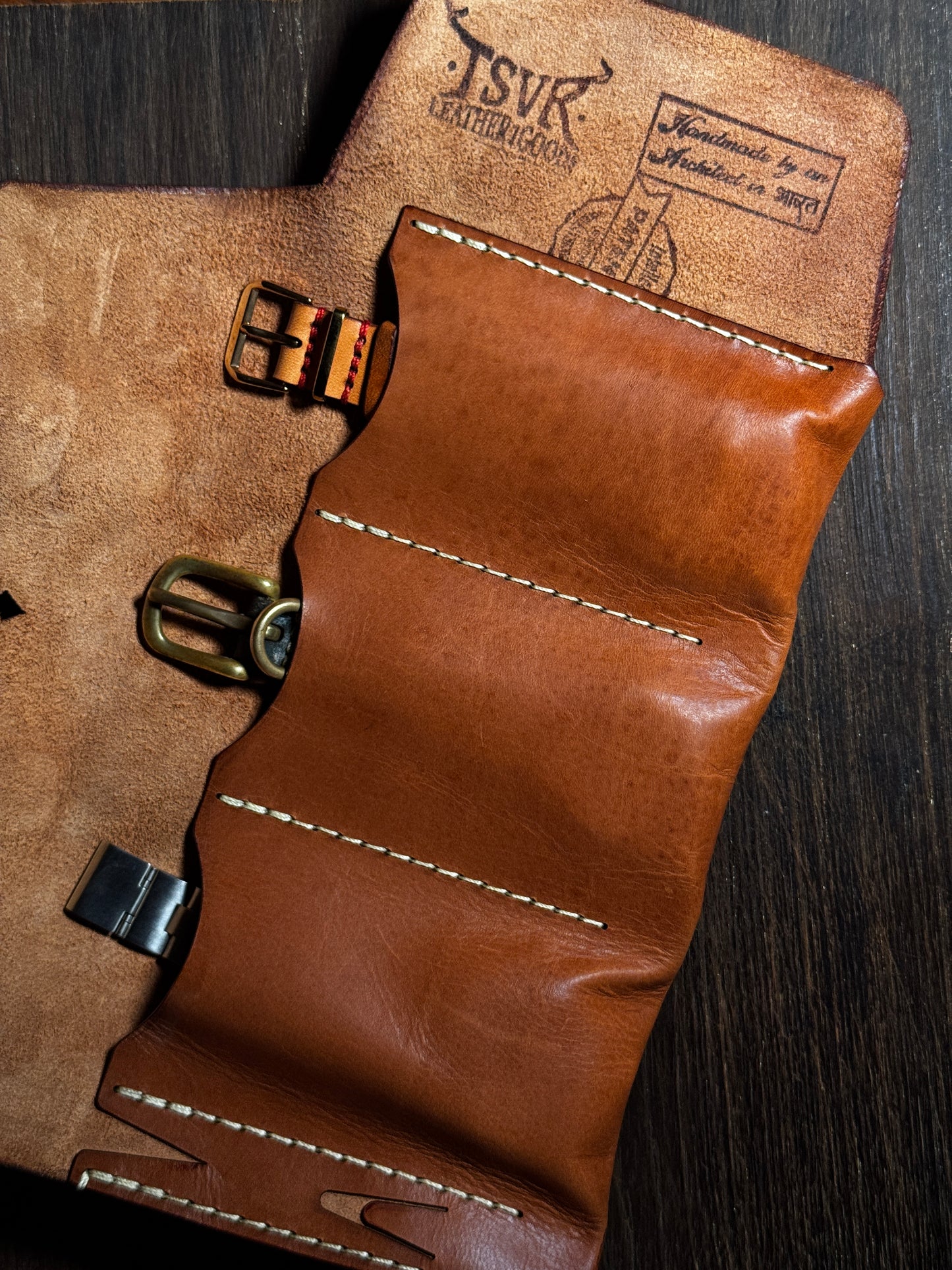 wRoll which can holds 3 watches with small spring bar tool slot