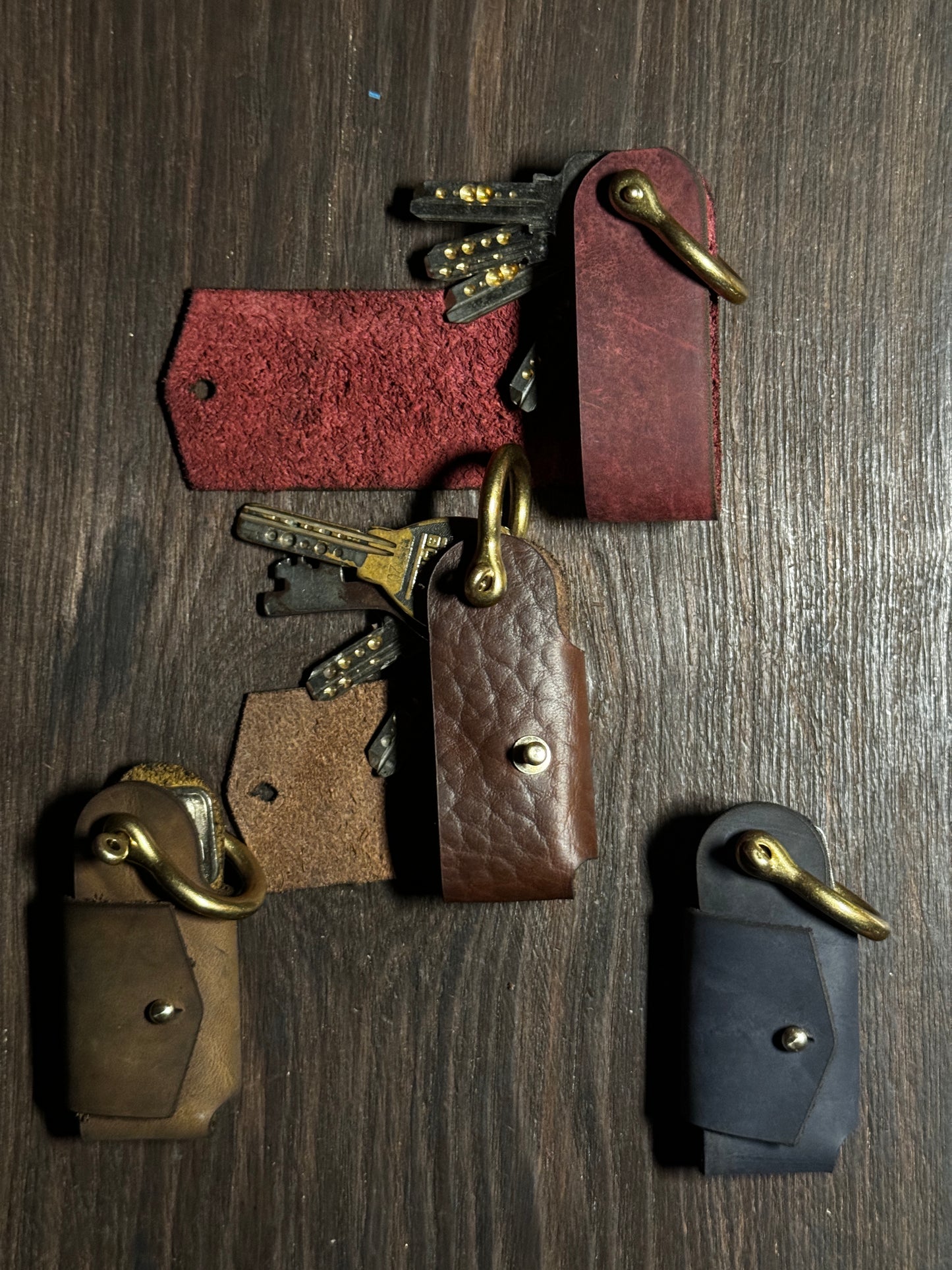 SMALLER key holder that holds upto 5 keys.