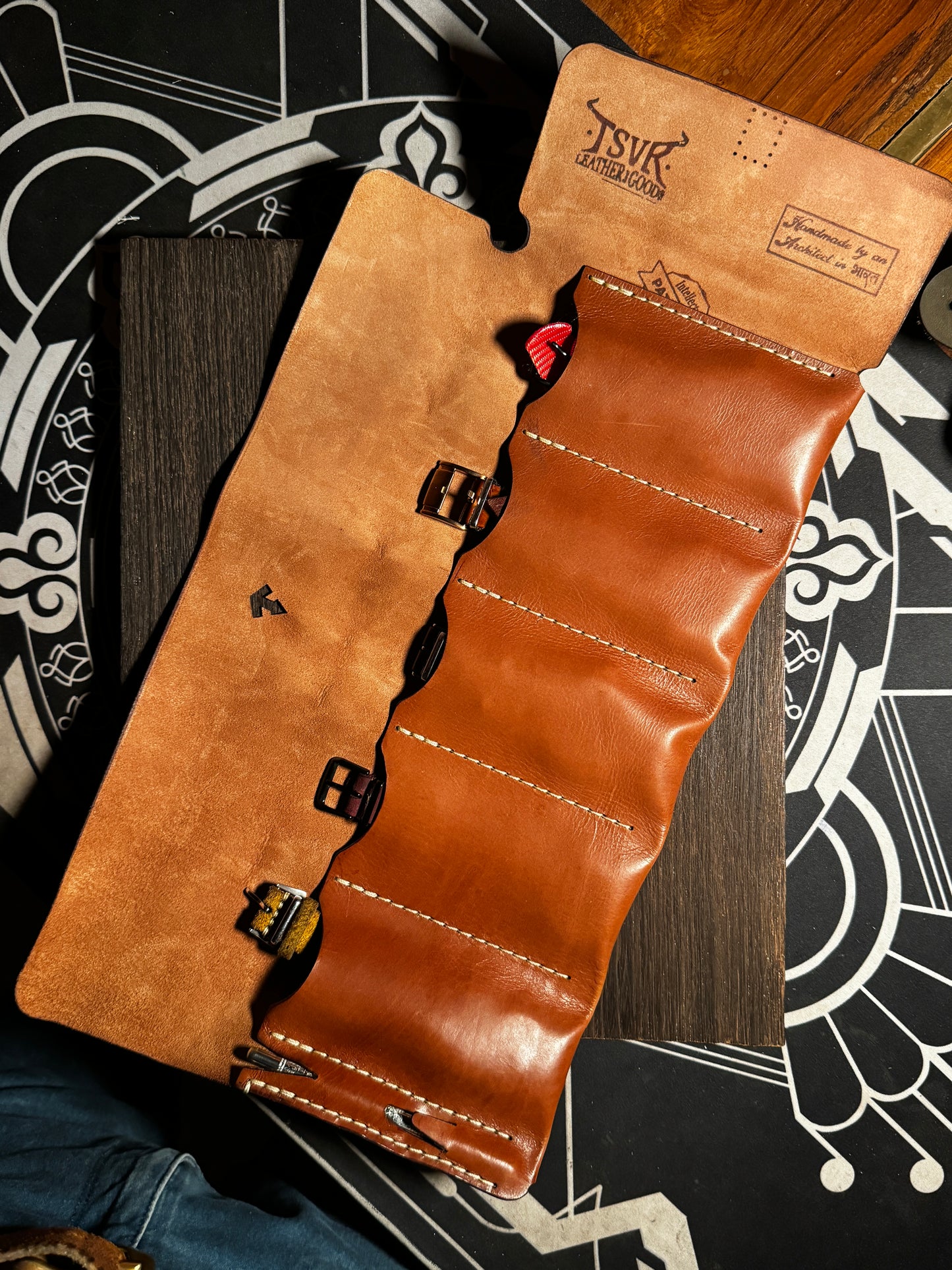 wRoll which can holds 5 watches with small spring bar tool slot