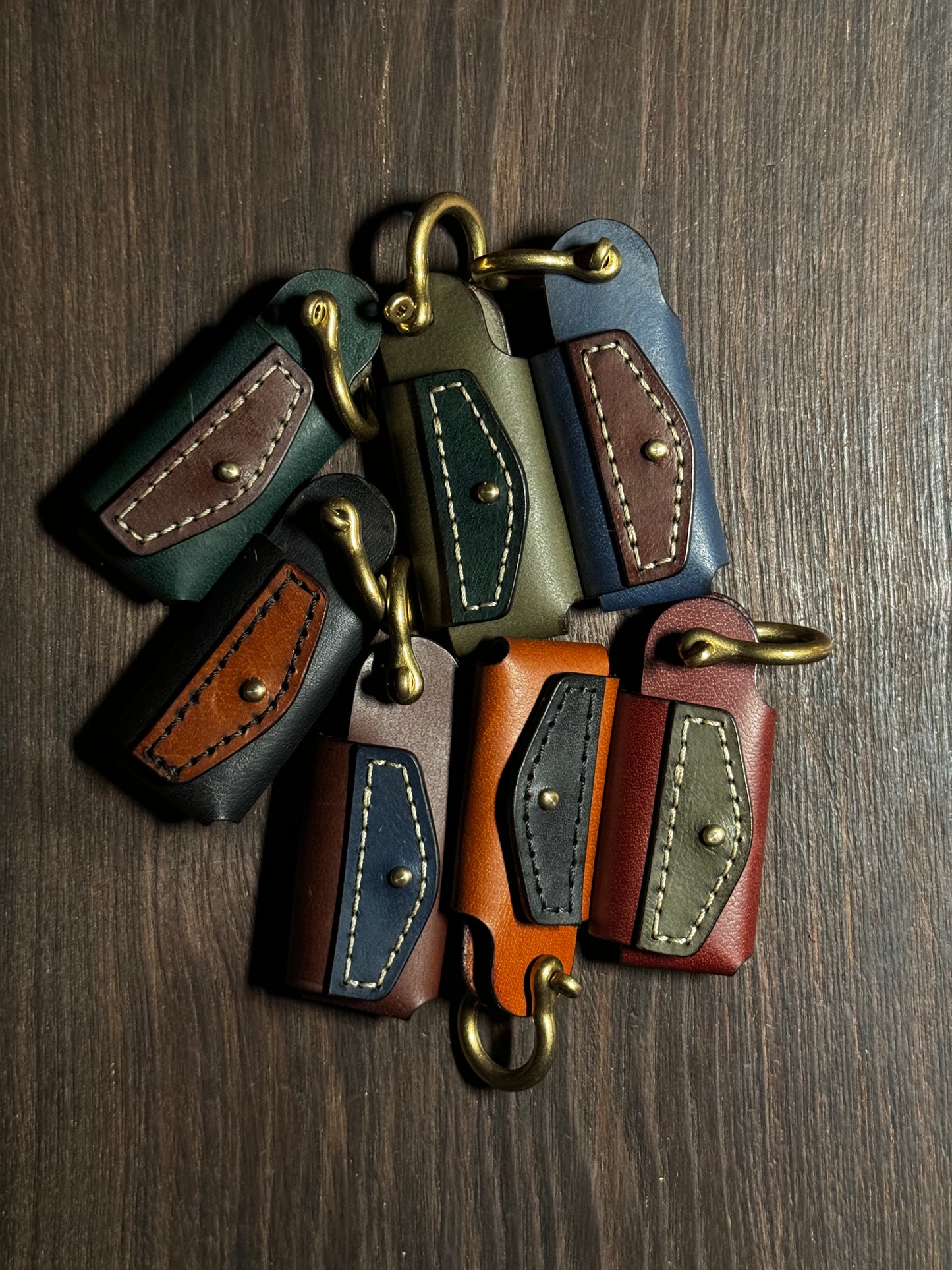 BIGGER stitched key holder that holds upto 5 keys.