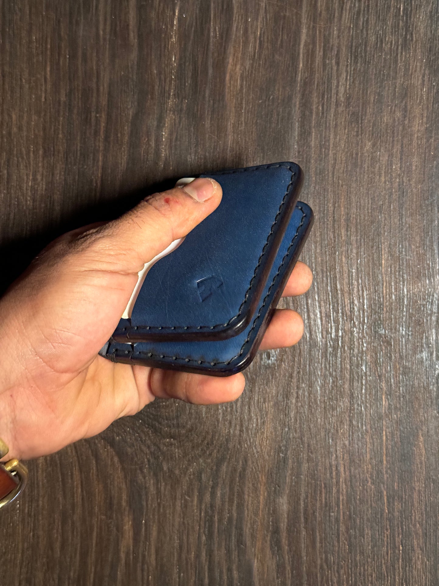 8 cards wallet in sturdy leather