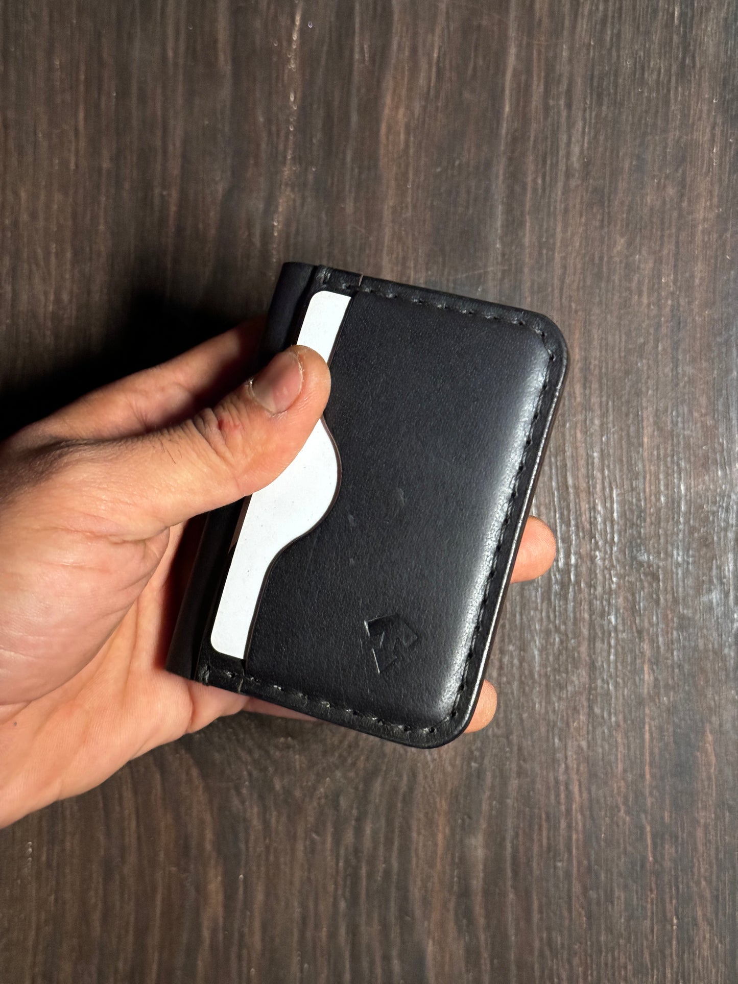 8 cards wallet in sturdy leather