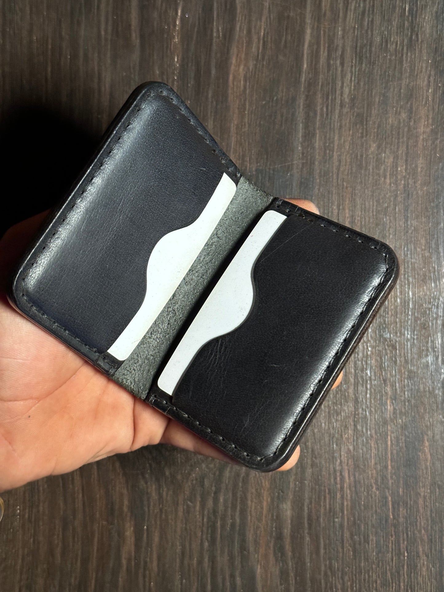 8 cards wallet in sturdy leather