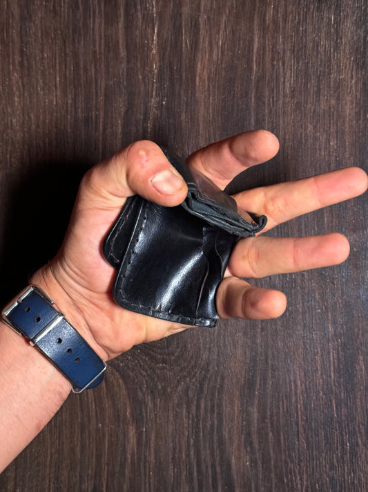 4 cards slots + 2 open pockets wallet in soft leather
