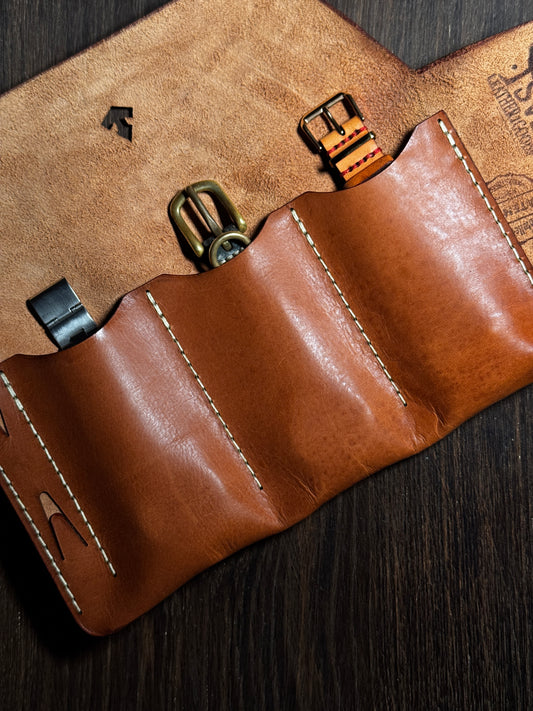 wRoll which can holds 3 watches with small spring bar tool slot