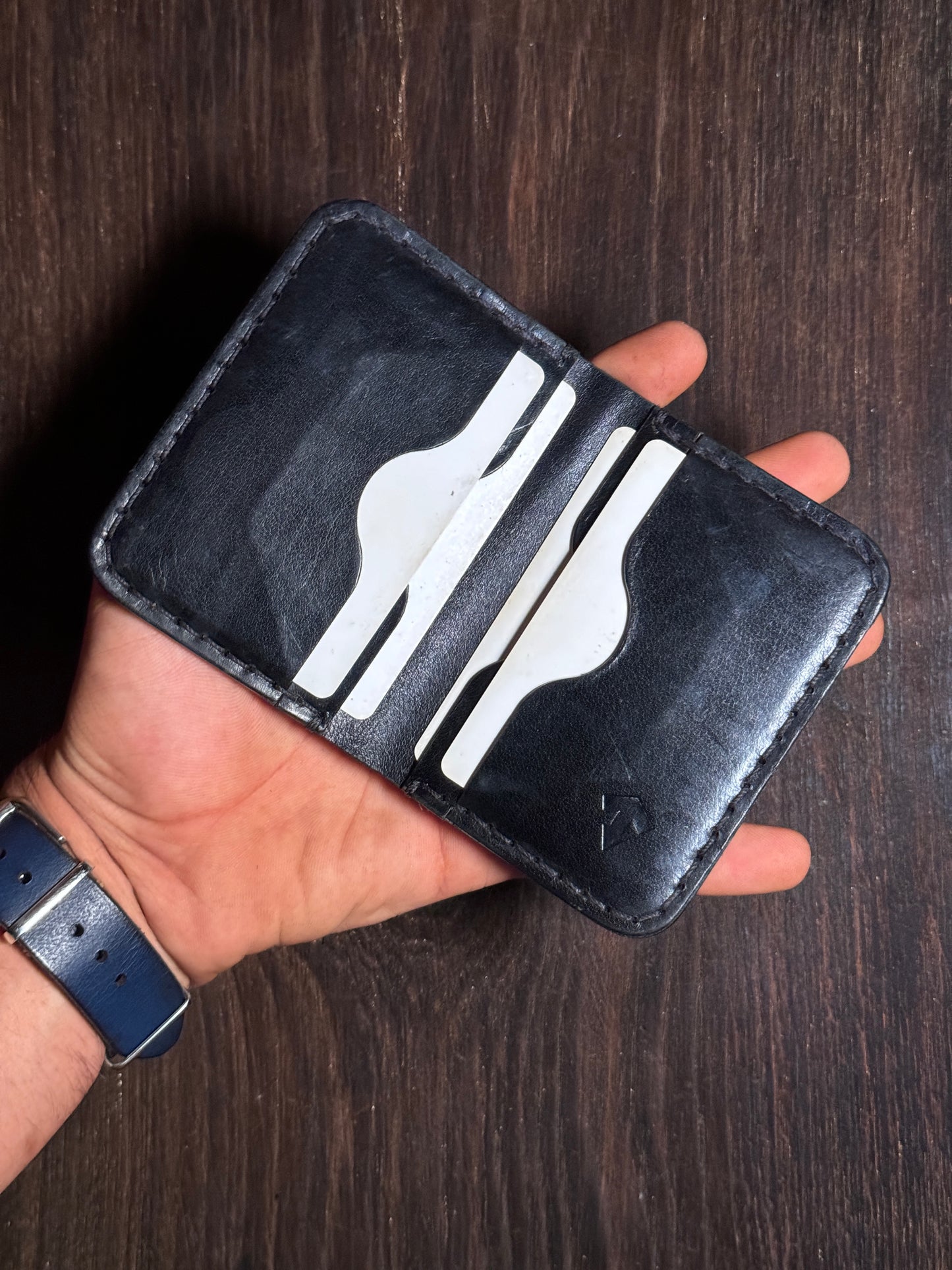 4 cards slots + 2 open pockets wallet in soft leather