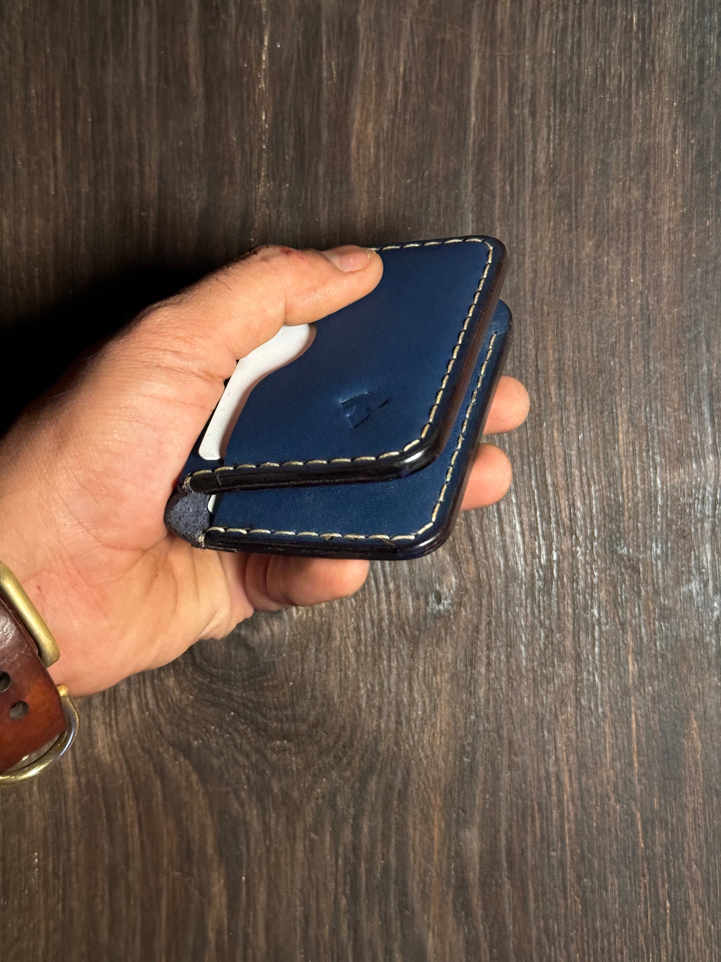 4 cards slots + 2 open pockets wallet in sturdy leather