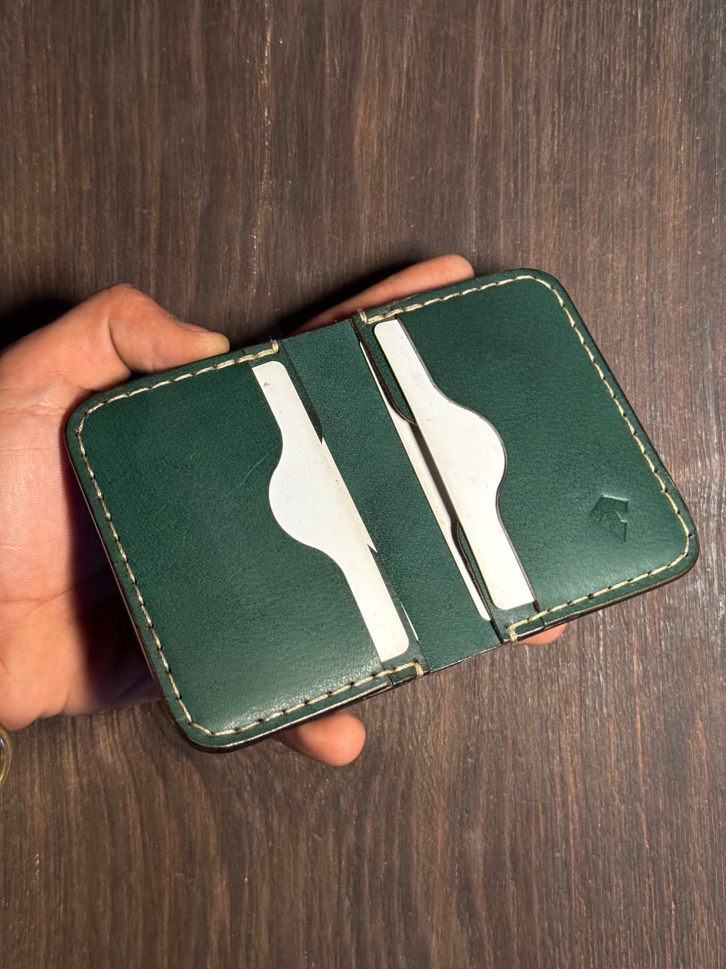 4 cards slots + 2 open pockets wallet in sturdy leather
