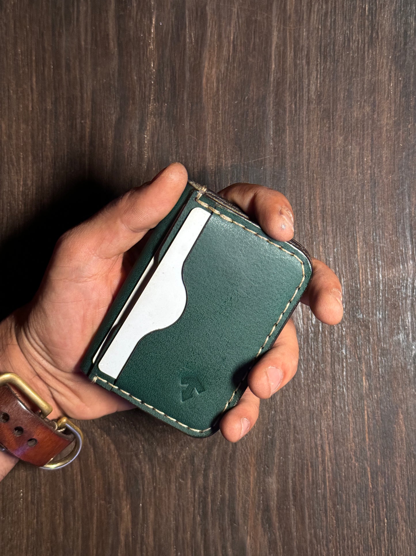 4 cards slots + 2 open pockets wallet in sturdy leather