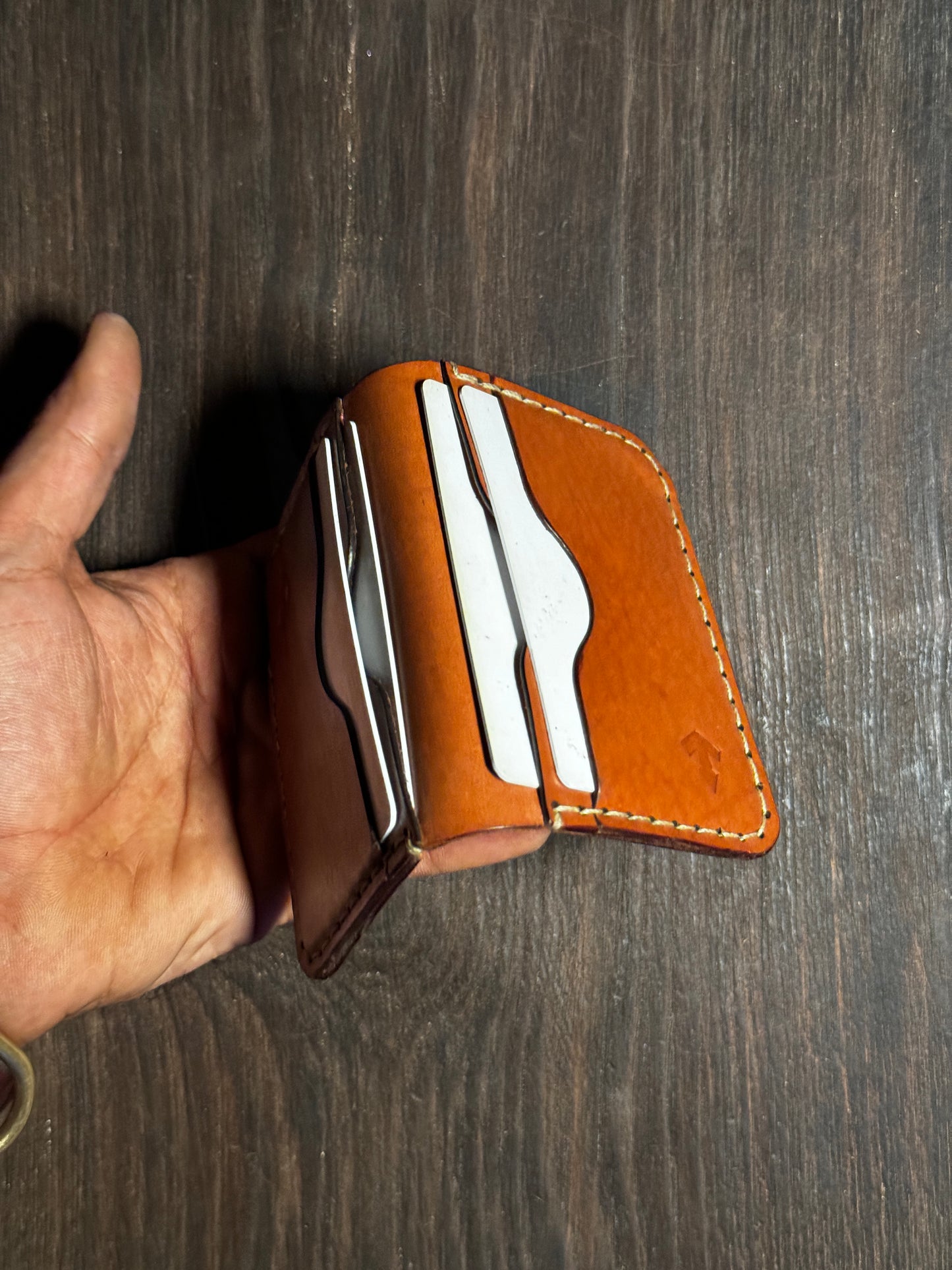 4 cards slots + 2 open pockets wallet in sturdy leather