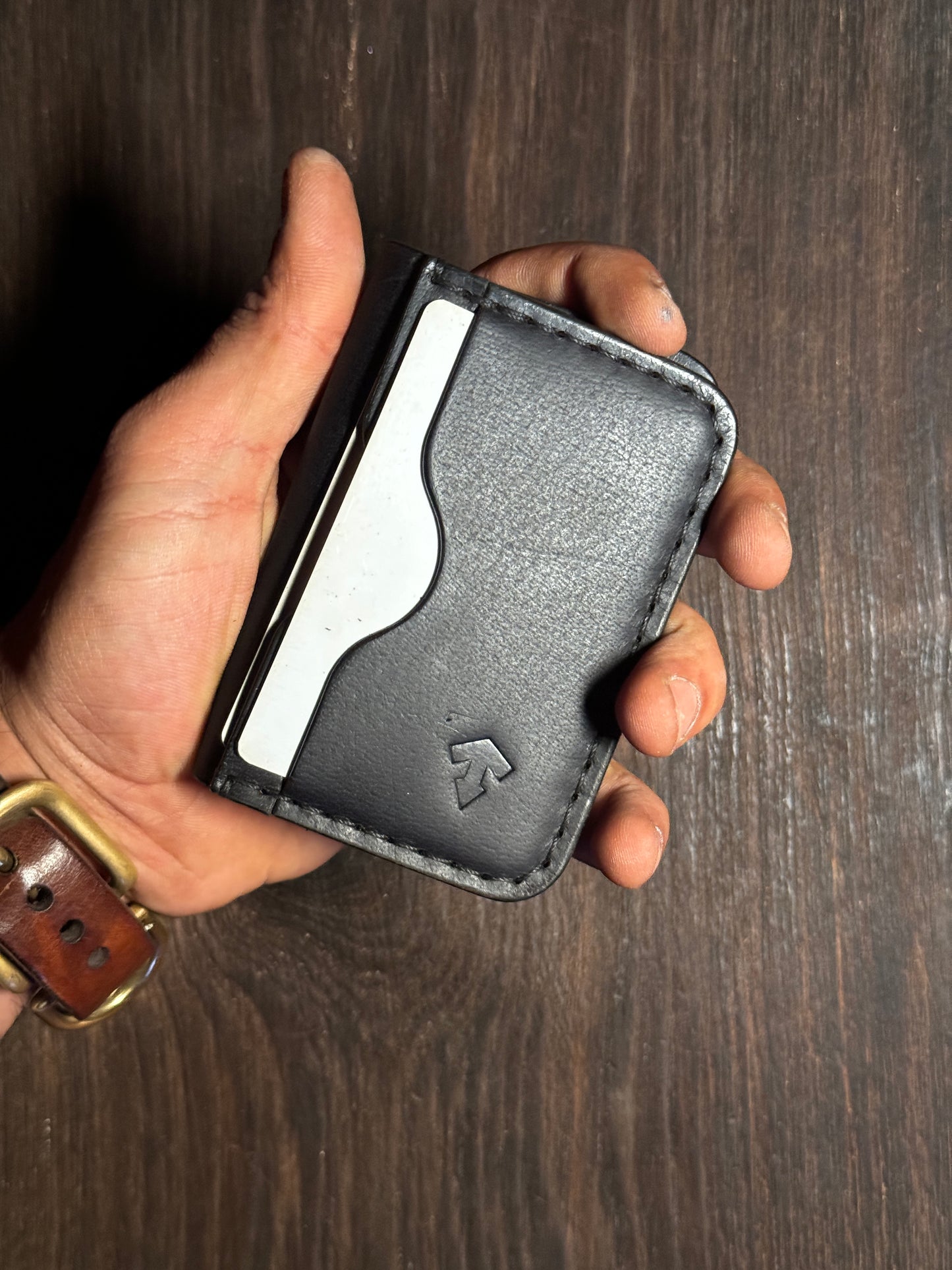 4 cards slots + 2 open pockets wallet in sturdy leather