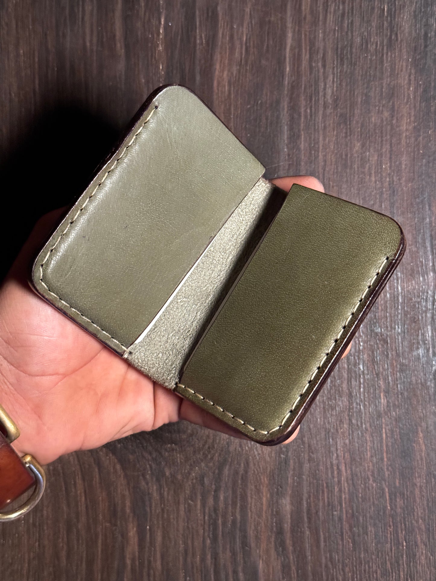 4 cards slots + 2 open pockets wallet in sturdy leather